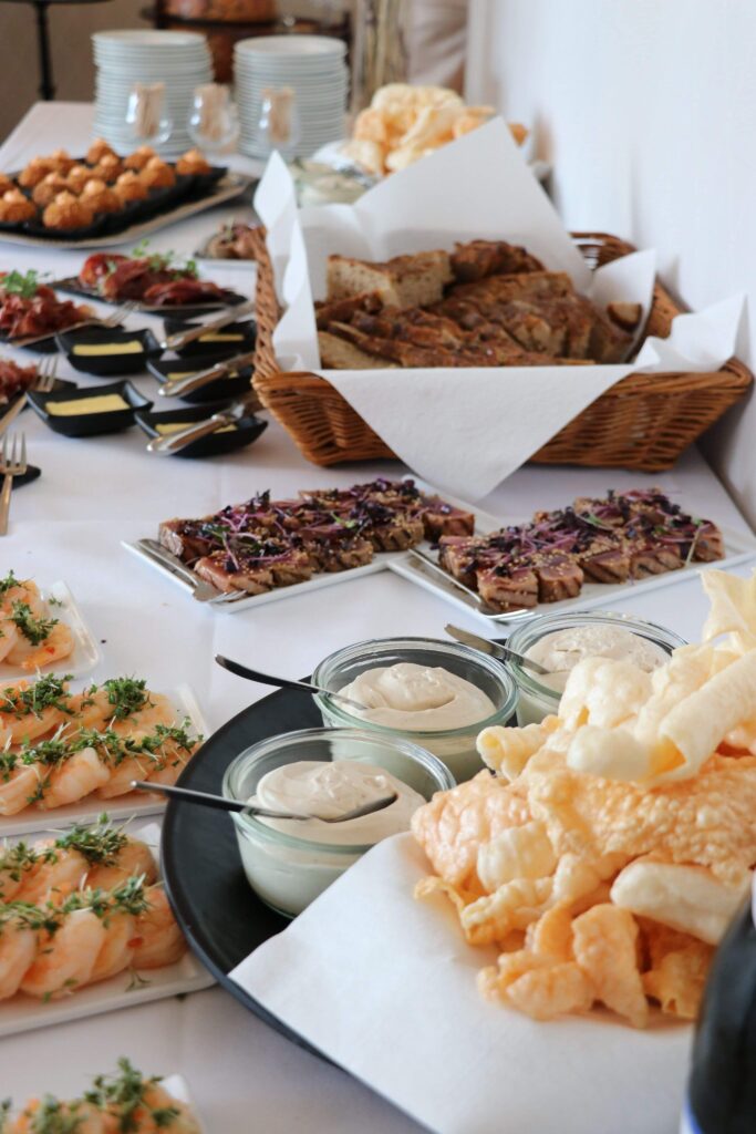 Lækkert buffetbord med forretter og brød