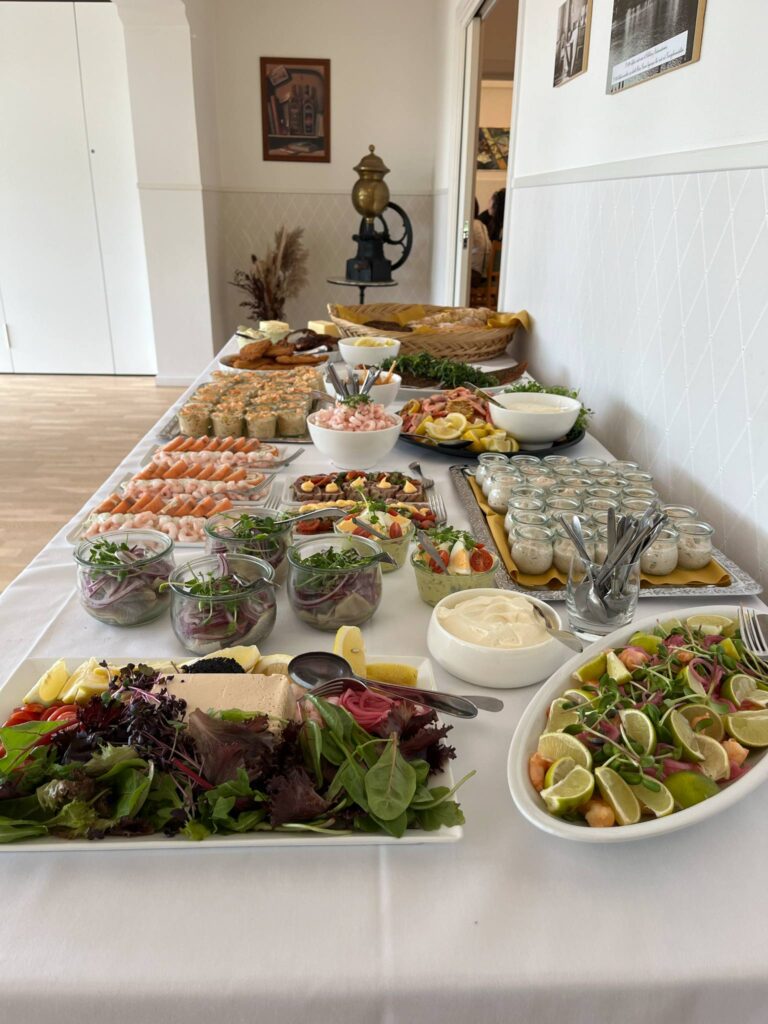 Buffet med forskellige retter og frisk salat