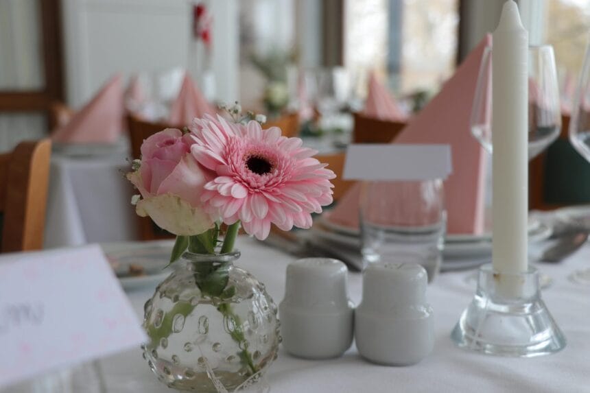 Bryllupsbord med rosa blomster og bordkort