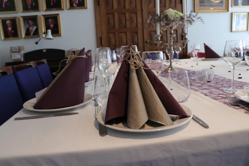 Elegant festbord med lilla servietter