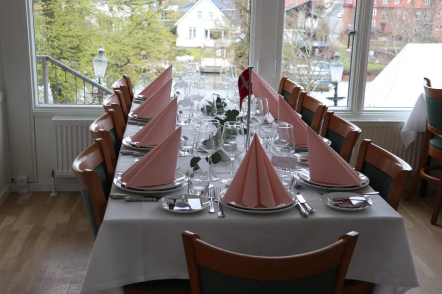 Langt festbord med rosa servietter