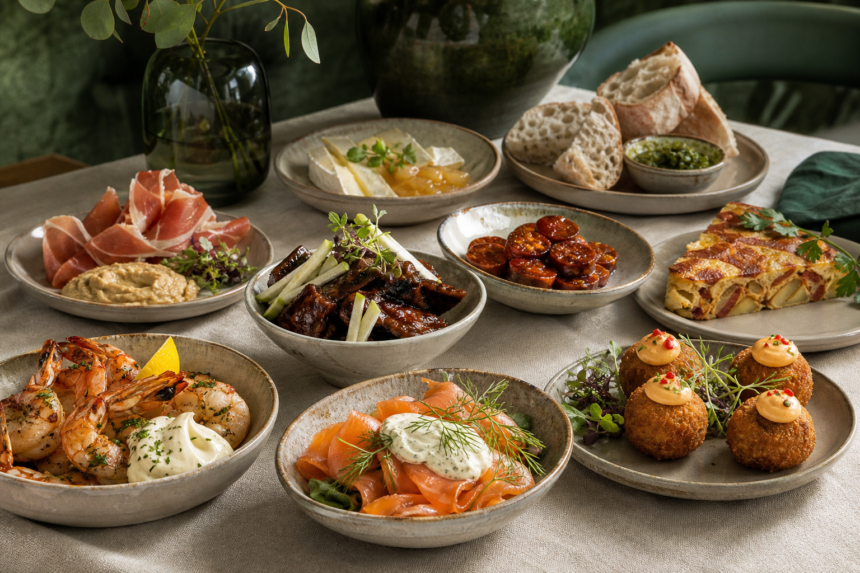 Tapas Original med tigerrejer, laks, serrano, chorizo, arancini, ost og brød