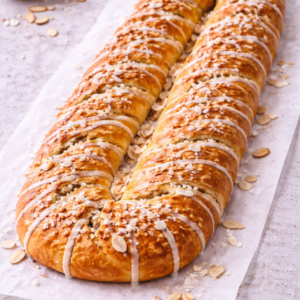 Kringlet wienerbrød med glasur og hakkede mandler