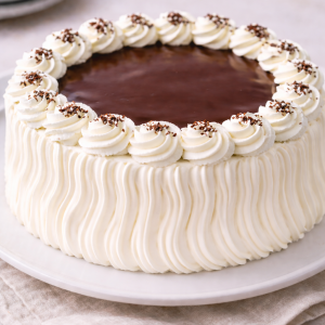 Flødeskumskage med chokoladeglasur på fad