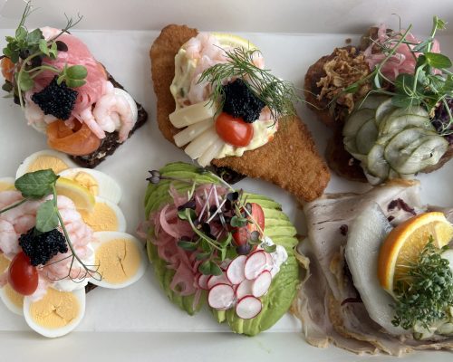 Lækre danske smørrebrød med forskelligt pålæg og pynt