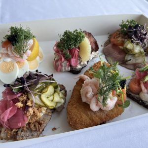 Lækre danske smørrebrød med rejer, æg og pålæg