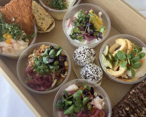 Lækker dansk frokostboks med pålæg og rugbrød