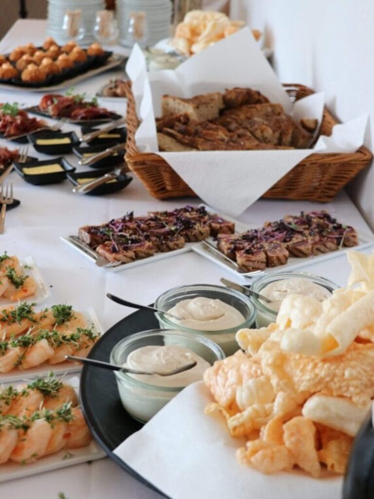 Lækkert buffetbord med forretter og brød
